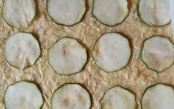 500 g cukety, kousek si nakrájíme na tenká kolečka a zbytek nastrouhat na hrubo
80 g sýr gouda nastrouhané na jemno
4 vajíčka
Trošku soli
Nastrouhanou cuketu posolit a nechat vypotit, pak přes utěrku vymačkat přebytečnou vodu, smíchat se sýrem a vajíčkem trošku soli dle chuti a rozetřít na plech s pečícím papírem potřený trošku oliváčem. Poklást cuketou(kolečka) vedle sebe na těsto.Péct na 200 stupňů do zlatova,po upečení sundat z plechu, otočit aby kolečka cukety byla dole a sloupnout papír. Potřít náplní, na to šunku,plátkový sýr prostě tím kdo co má rád. Zarolovat +zabalit do fólie a dát do lednice aspoň do druhého dne. 
Náplň :
2x lučina + trošku zakysanky, kousek strouhané nivy a sůl... vymíchat. Náplň lze ochutit třeba  česnekem, paprikou atd..
