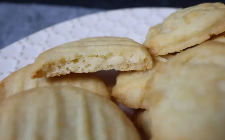 Domáce chrumkavé maslové sušienky s parmezánom (bez vajec)