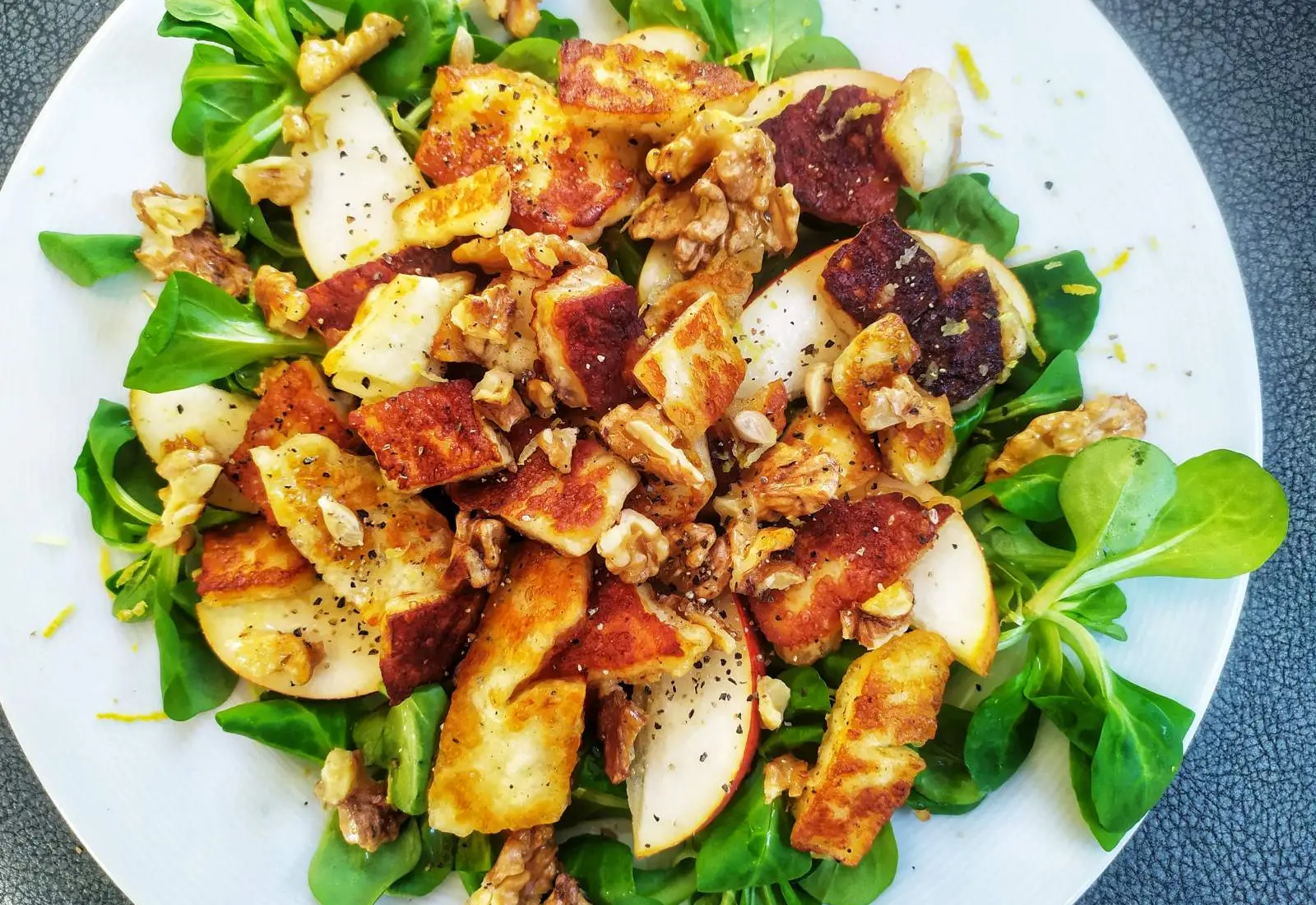 Polníčkový salát s halloumi a hruškou