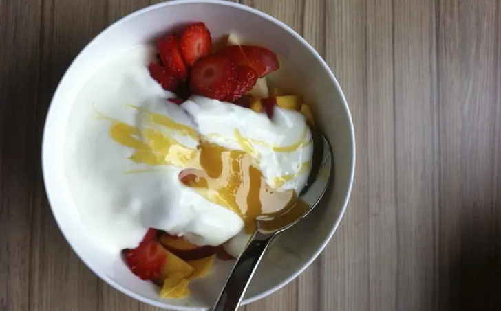 BÍLÝ JOGURT S JAHODAMI A MEDEM