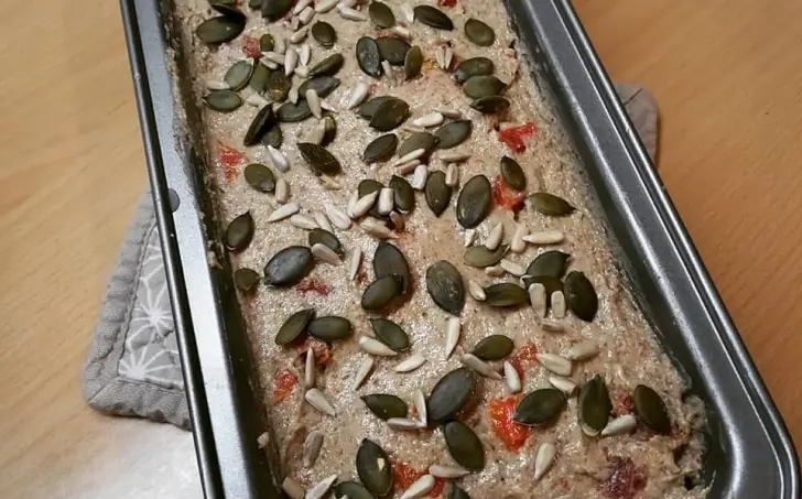 TVAROHOVÝ CHLIEB so SUŠENÝMI PARADAJKAMI a PAPRIKOU