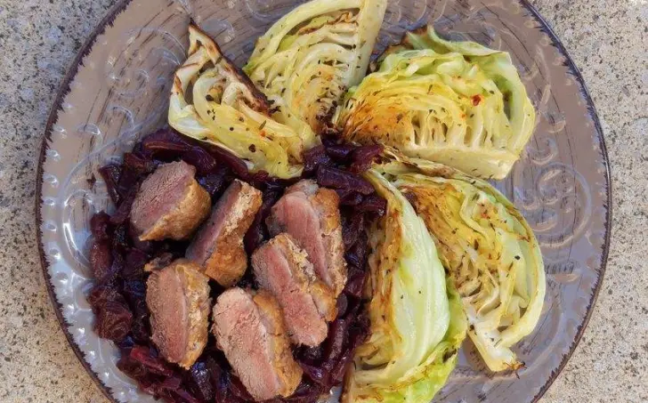 Kačacie prsia, pečená skorá kapusta a remuláda z červenej cibule