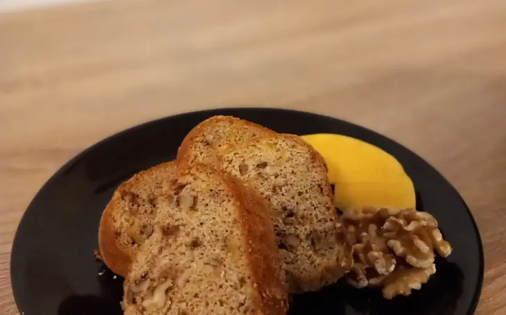 Dýňová bábovka se zakysanou smetanou a ořechy