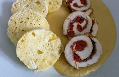 Kuřecí roláda, zeleninová omáčka a knedlík z čerstvého sýra