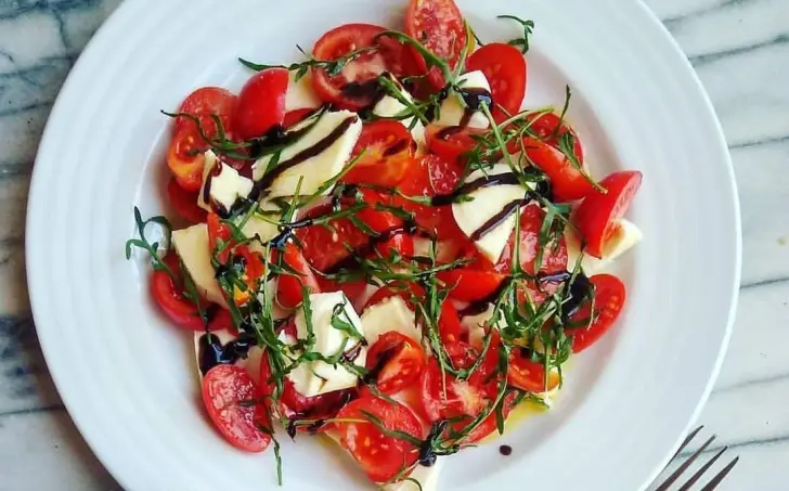 Mozzarella s paradajkami a balsamicom