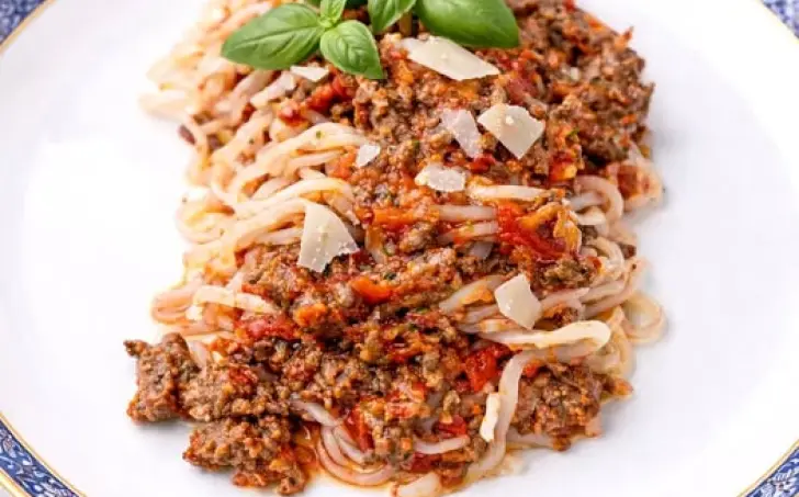 Ragú z mletého hovězího masa a konjakové těstoviny