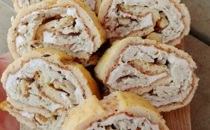 Vaječná roláda so šunkou a orechmi