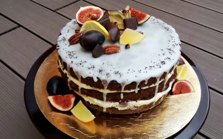 Maková torta s pečenými slivkami a citrónovým krémom