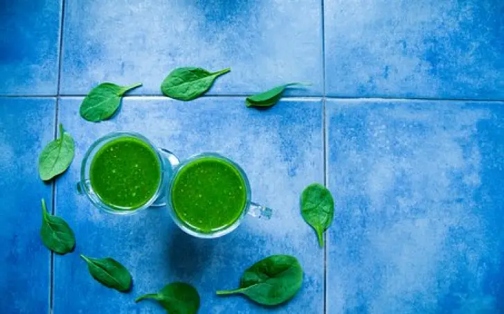 Špenátové smoothie s jogurtom a banánom