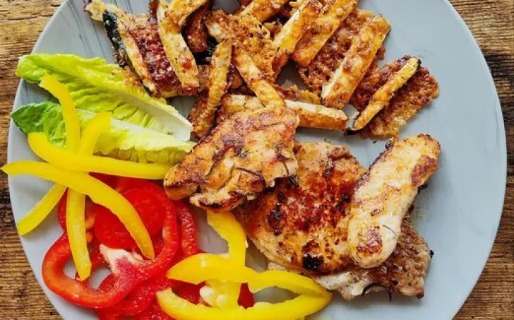 Kurací steak a cuketové hranolky s parmezánom
