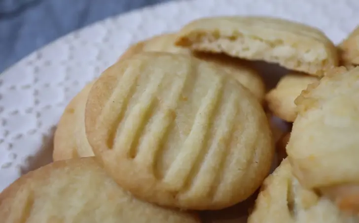 Domáce chrumkavé maslové sušienky s parmezánom (bez vajec)