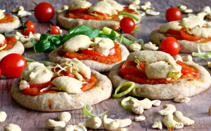 Pizza s paradajkami, cibuľkou, pórkom, bazalkou a kešu krémom v dvoch variáciách