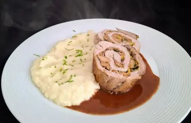 Roláda z panenky plněná houbami a celerové pyré