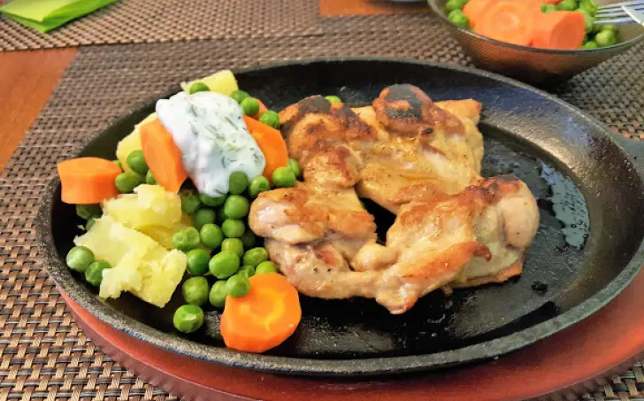 Kurací gyros steak na liatinovej panvici