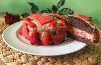 Kakaová torta s termixom, jahodami a marcipánovými srdiečkami - LC