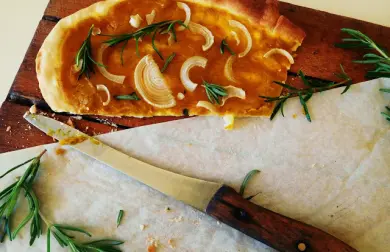 Tekvicový flammkuchen s cibuľou a rozmarínom