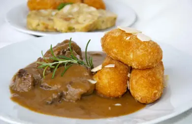 Diviak so šípkovou omáčkou a s mandľovými kroketami z odpaľovaného cesta