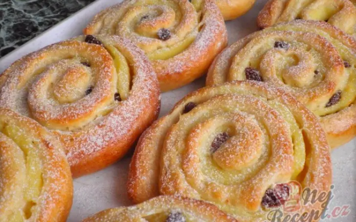 Kysnuté slimáky s pudingom a hrozienkami