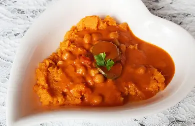Srdíčkové vegan cizrnovo - cuketové kari na rozmačkaných batátech