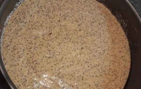 Suroviny na korpus smícháme zvlášť suchá a mokré ingredience, pak vše promícháme dohromady, bílky vyšleháme do tuhého sněhu a přimícháme na konec.  Těsto přelijeme do kruhové formy vymazané kokosovým/olivovým olejem  a vysypané kokosem. Pečeme na 180 stupňů cca 30 minut.