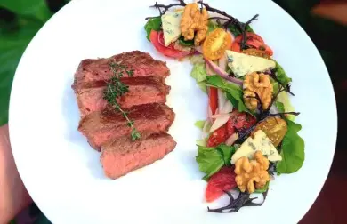 Hovädzí steak a šalátik s Roquefortom a vlašskými orechmi
