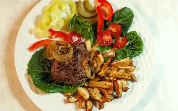 Burger bez žemle s zelerovými hranolkami a zeleninou - LC