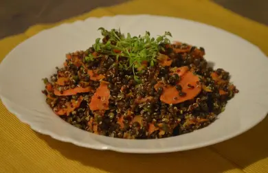 QUINOA S ČIERNOU ŠOŠOVICOU A TAHINI