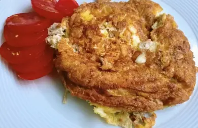 Vaječná omeleta so syrom a tuniakom