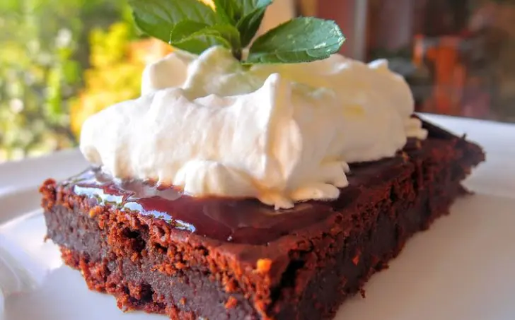 Extra čokoládové brownies s čili a cuketou.