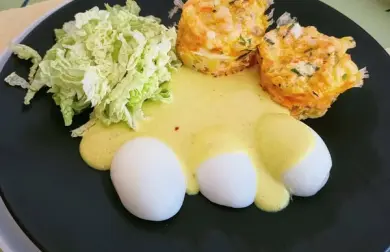 Vejce s dijonskou omáčkou a mrkvové knedlíky