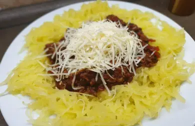 Špagetová tekvica s mäsovou zmesou a parmezánom