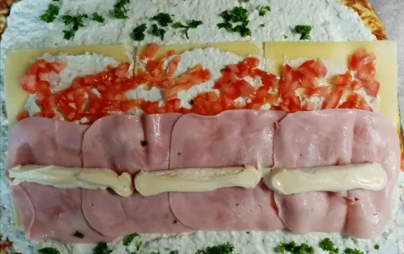 500 g cukety, kousek si nakrájíme na tenká kolečka a zbytek nastrouhat na hrubo
80 g sýr gouda nastrouhané na jemno
4 vajíčka
Trošku soli
Nastrouhanou cuketu posolit a nechat vypotit, pak přes utěrku vymačkat přebytečnou vodu, smíchat se sýrem a vajíčkem trošku soli dle chuti a rozetřít na plech s pečícím papírem potřený trošku oliváčem. Poklást cuketou(kolečka) vedle sebe na těsto.Péct na 200 stupňů do zlatova,po upečení sundat z plechu, otočit aby kolečka cukety byla dole a sloupnout papír. Potřít náplní, na to šunku,plátkový sýr prostě tím kdo co má rád. Zarolovat +zabalit do fólie a dát do lednice aspoň do druhého dne. 
Náplň :
2x lučina + trošku zakysanky, kousek strouhané nivy a sůl... vymíchat. Náplň lze ochutit třeba  česnekem, paprikou atd..