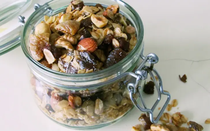 Granola s figami a datlami