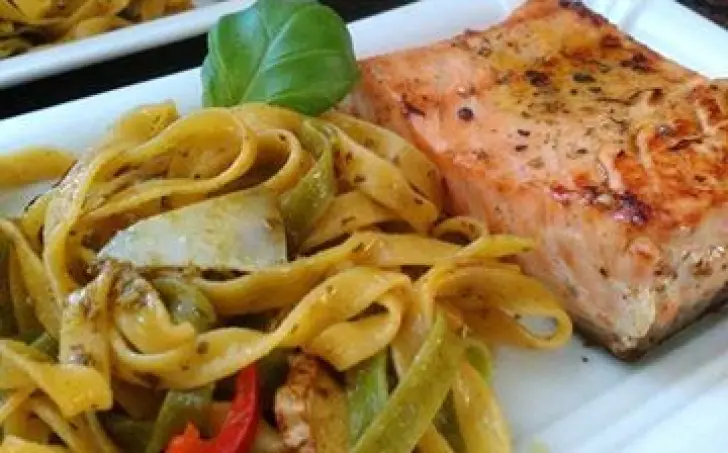 FETTUCCINE S BAZALKOVÝM PESTEM A GRILOVANÝM LOSOSEM