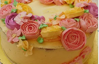 Rozkvitnutá krémová torta
