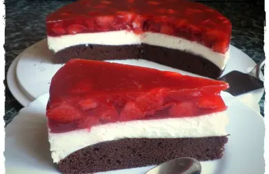 TORTA BEZ MÚKY SO SMOTANOU A JAHODOVÝM ŽELÉ