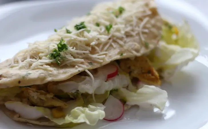 Domácí špaldovo-bylinková tortilla s kuřecími kousky, sýrovo-smetanovým dipem a salátem
