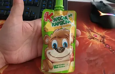 Perník zcelozrnné mouky s tvarohovým krémemem a malinovým želé