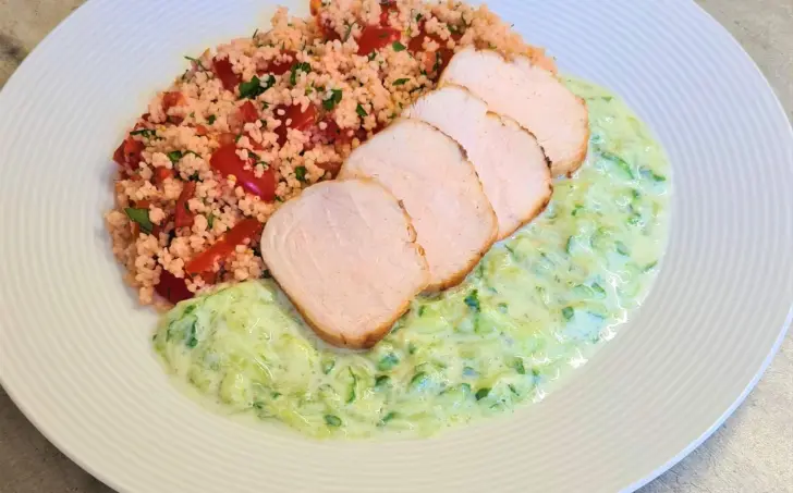 Šalát a la Tabouleh s pečeným kuracím prsom a tzatziki