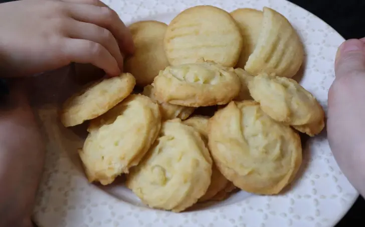 Domáce chrumkavé maslové sušienky s parmezánom (bez vajec)