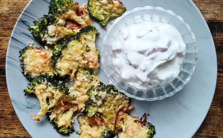 Roztlačená pečená brokolica a tvarohový dip s paradajkami a jalapeno