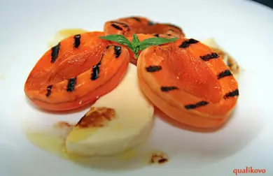 Grilované marhule s mozzarellou