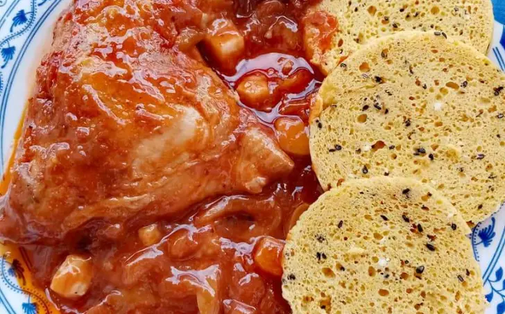 Pečené kuracie štvrťky v paradajkovej omáčke