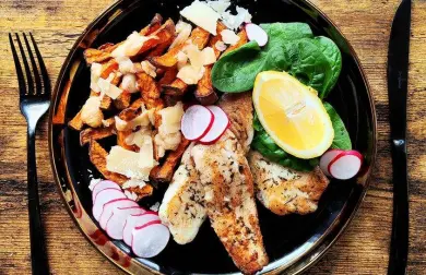 Tilapia nílska a zapečené batátové hranolky s parmezánom