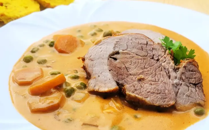 VEPŘOVÁ BRATISLAVSKÁ PLEC S MANDLOVÝM KNEDLÍKEM