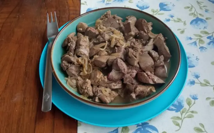 kuřecí játra s cibulí na bílém víně