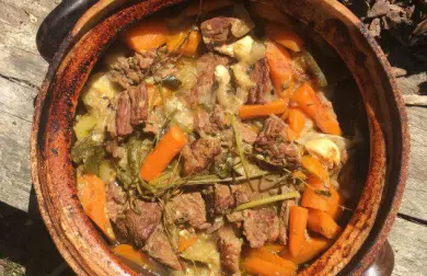 Hovädzie Casserole v Keramickom Hrnci
