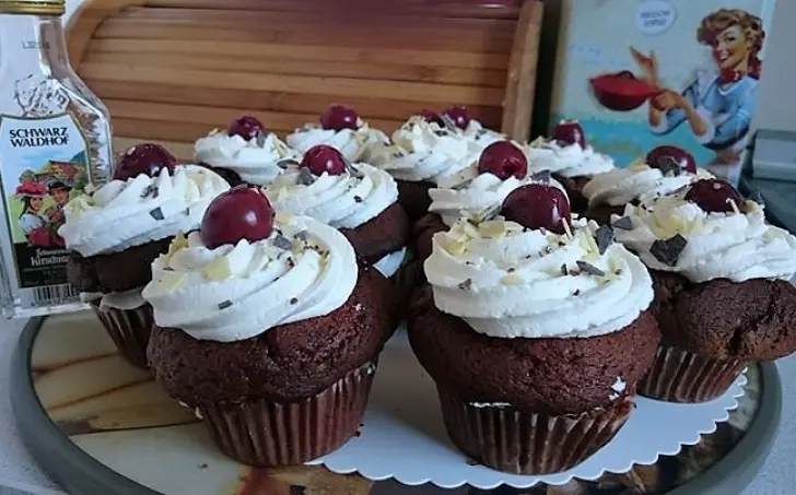 Schwarzwaldské višňové muffiny