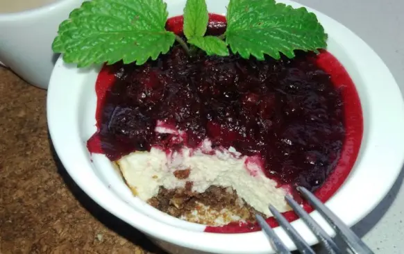 Nakonec lžící navrstvěte ovocné želé na upečený cheesecake a nechte v chladnu ztuhnout. (Jde to docela rychle.)
Před servírováním položte na želé lístek máty či meduňky.