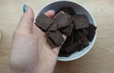 Keto chrumkavé čokoládovo-škoricové raňajkové vločky
